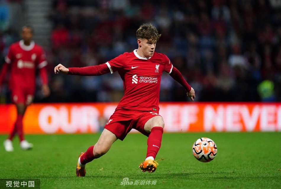 在防守端展 在防守端展